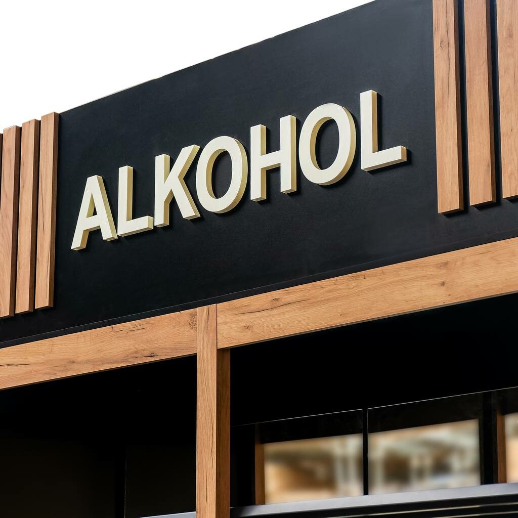 Baner z napisem alkohol w regale