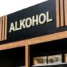 Baner z napisem alkohol w regale