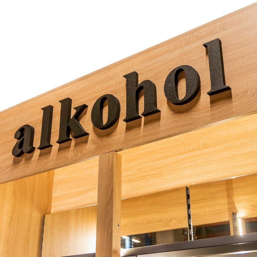 Napis alkohol na regale