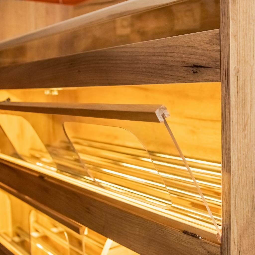 Osłona plexi w regale na pieczywo dąb kraft