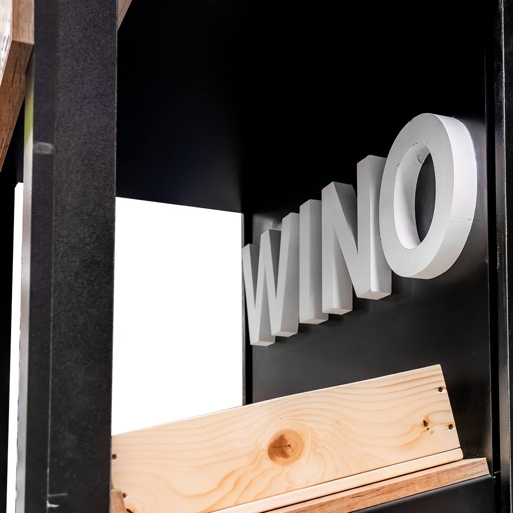 Napis wino na regale