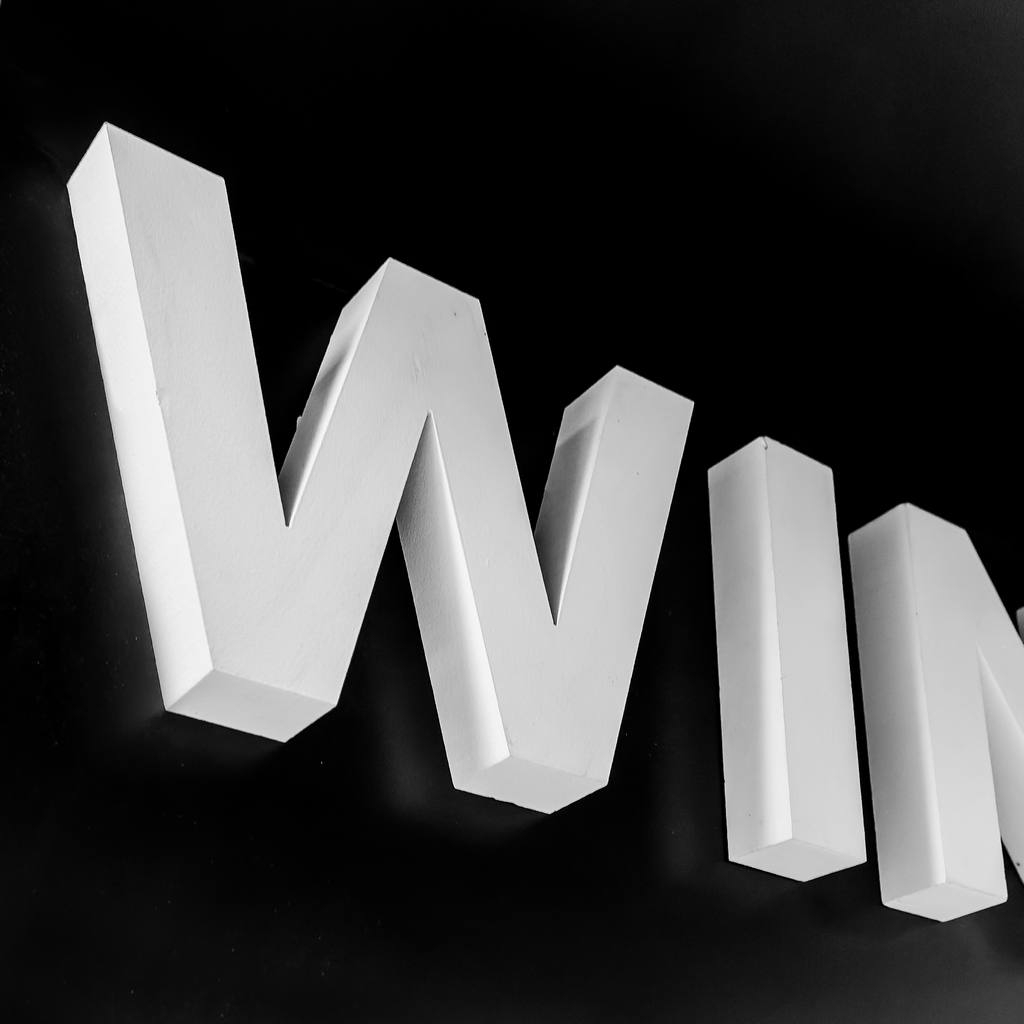 Napis wino na regale