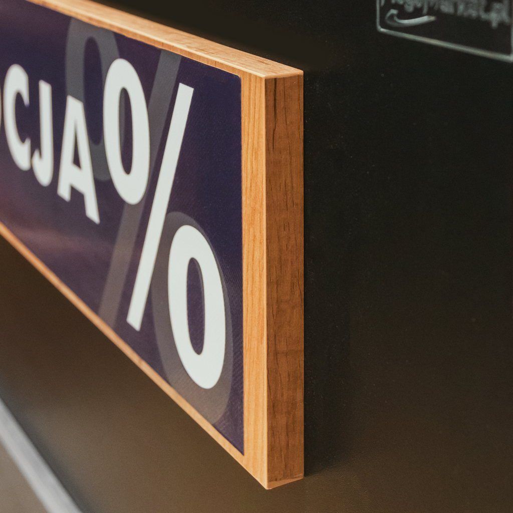 Baner z napisem promocja na regale na pieczywo