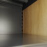 Metalowa półka 100x57 cm w regale na alkohol