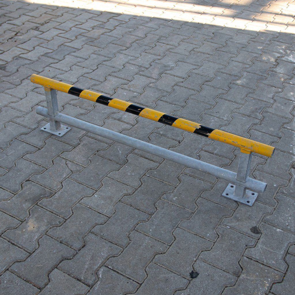 Barierka ochronna odbojnica liniowa długość 120 cm