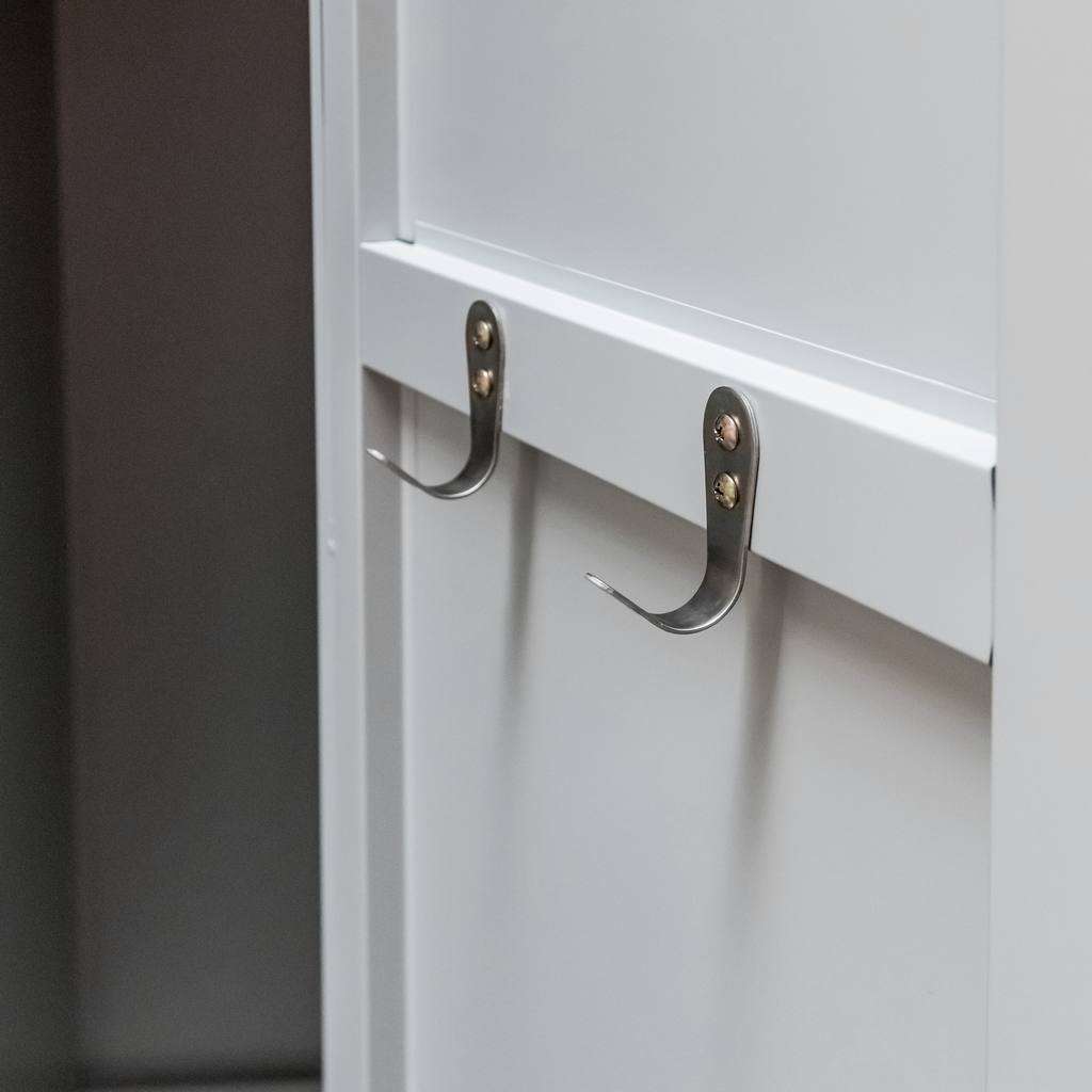 Szafka porządkowa, socjalna metalowa MTP002637 szerokość 50 cm haczyki