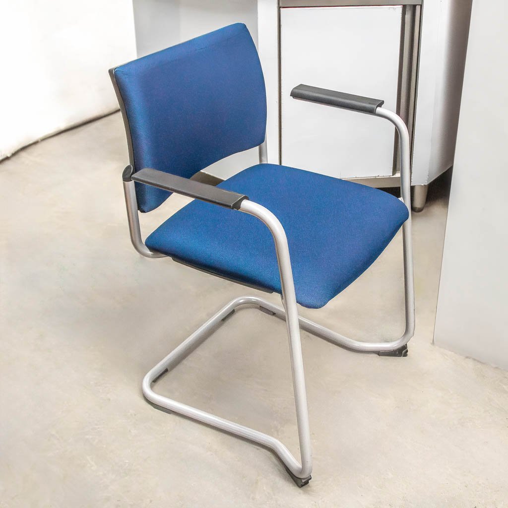 Krzesło biurowe z podłokietnikami niebieskie obicie H-81 cm L-59 cm G-45 cm MTP004543