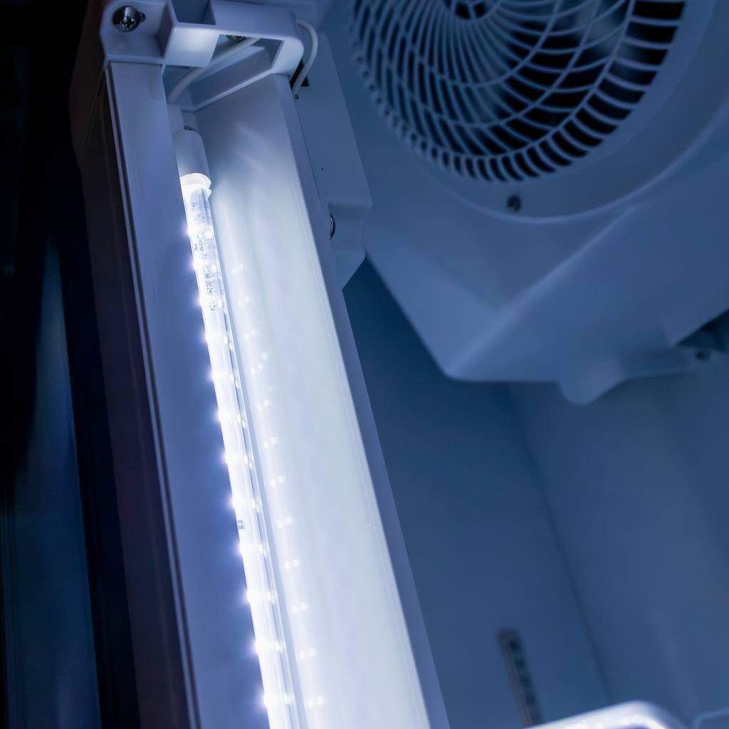 Witryna chłodnicza 2-drzwiowa 568L Mega-M RICO i88 oświetlenie LED podświetlany górny plafon reklamowy