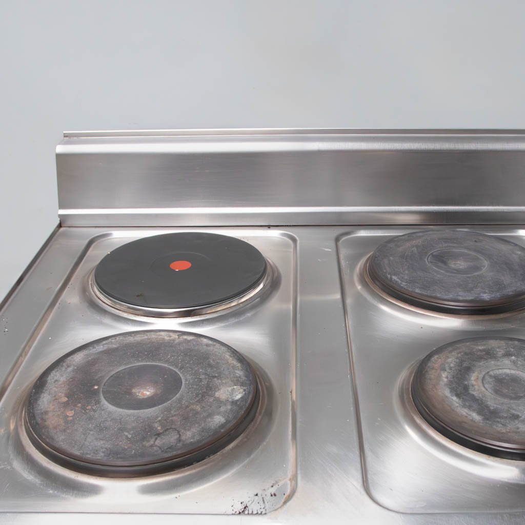 kuchnia elektryczna gastronomiczna, kuchnia 4-płytowa, kuchnia ze stali nierdzewnej, sprzęt kuchenny do restauracji, kuchnia elektryczna z półką, urządzenia gastronomiczne