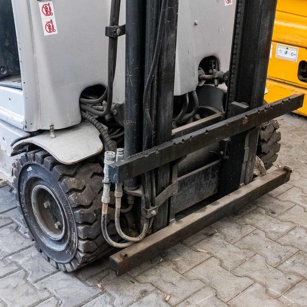 wózek widłowy, wózek wysokiego składowania, wózek elektryczny, wózek magazynowy uszkodzony, wózek na części, sprzęt magazynowy używany