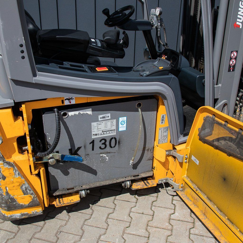 wózek widłowy, Jungheinrich EFG 220, wózek elektryczny, wózek magazynowy, udźwig 2 tony, wózek do magazynu, sprzęt logistyczny, wózek z napędem elektrycznym, maszyny magazynowe, MegaMarket