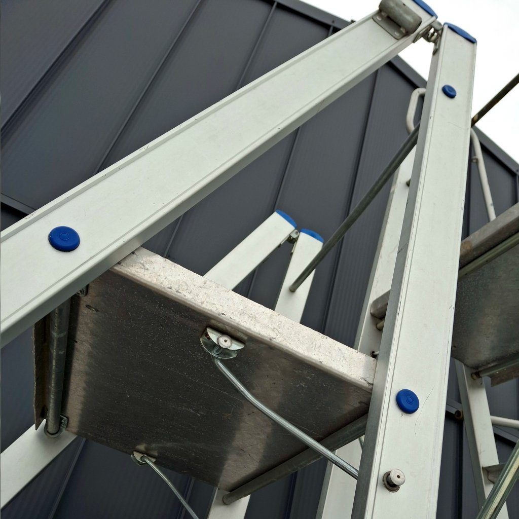 drabina platformowa aluminiowa, drabina z barierkami, drabina robocza przemysłowa, drabina aluminiowa do magazynu, drabina z platformą roboczą, drabina przejezdna z kołami, drabina z poręczami