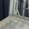 drabina platformowa aluminiowa, drabina z barierkami, drabina robocza przemysłowa, drabina aluminiowa do magazynu, drabina z platformą roboczą, drabina przejezdna z kołami, drabina z poręczami