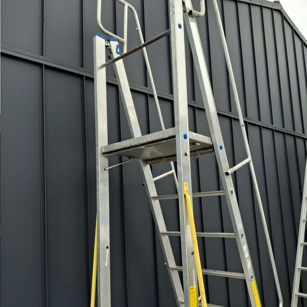 drabina platformowa aluminiowa, drabina z barierkami, drabina robocza przemysłowa, drabina aluminiowa do magazynu, drabina z platformą roboczą, drabina przejezdna z kołami, drabina z poręczami