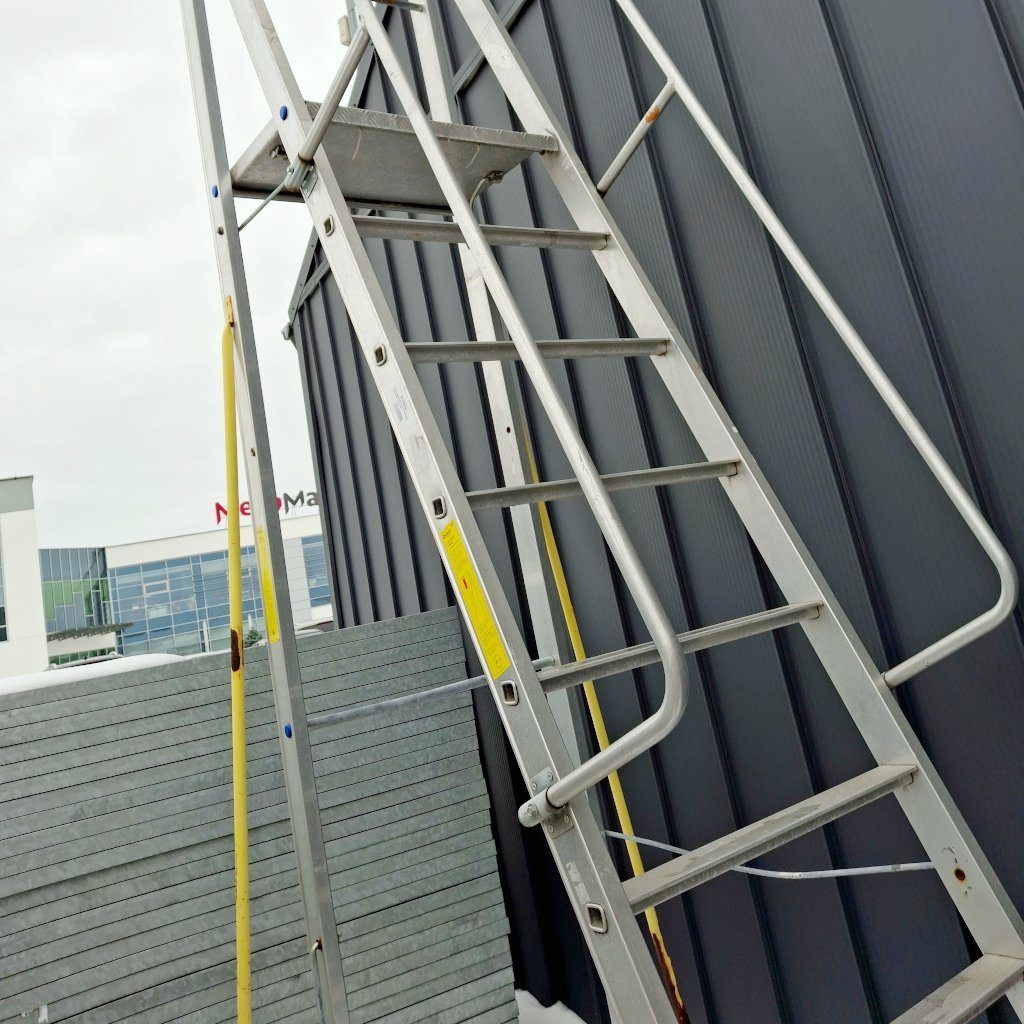 drabina platformowa aluminiowa, drabina z barierkami, drabina robocza przemysłowa, drabina aluminiowa do magazynu, drabina z platformą roboczą, drabina przejezdna z kołami, drabina z poręczami