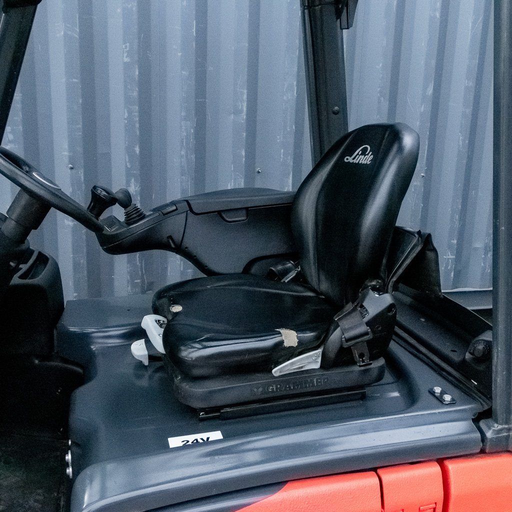 wózek widłowy elektryczny, wózek magazynowy, sprzęt logistyczny, wózek z kabiną, wózek z ogrzewaniem, wózek do magazynu, transport wewnętrzny,
