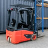 wózek widłowy elektryczny, wózek magazynowy, sprzęt logistyczny, wózek z kabiną, wózek z ogrzewaniem, wózek do magazynu, transport wewnętrzny,