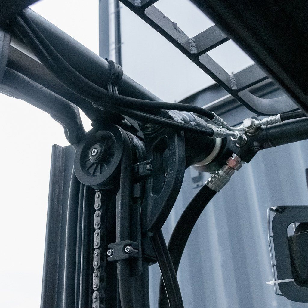 wózek widłowy elektryczny, wózek magazynowy, sprzęt logistyczny, wózek z kabiną, wózek z ogrzewaniem, wózek do magazynu, transport wewnętrzny,