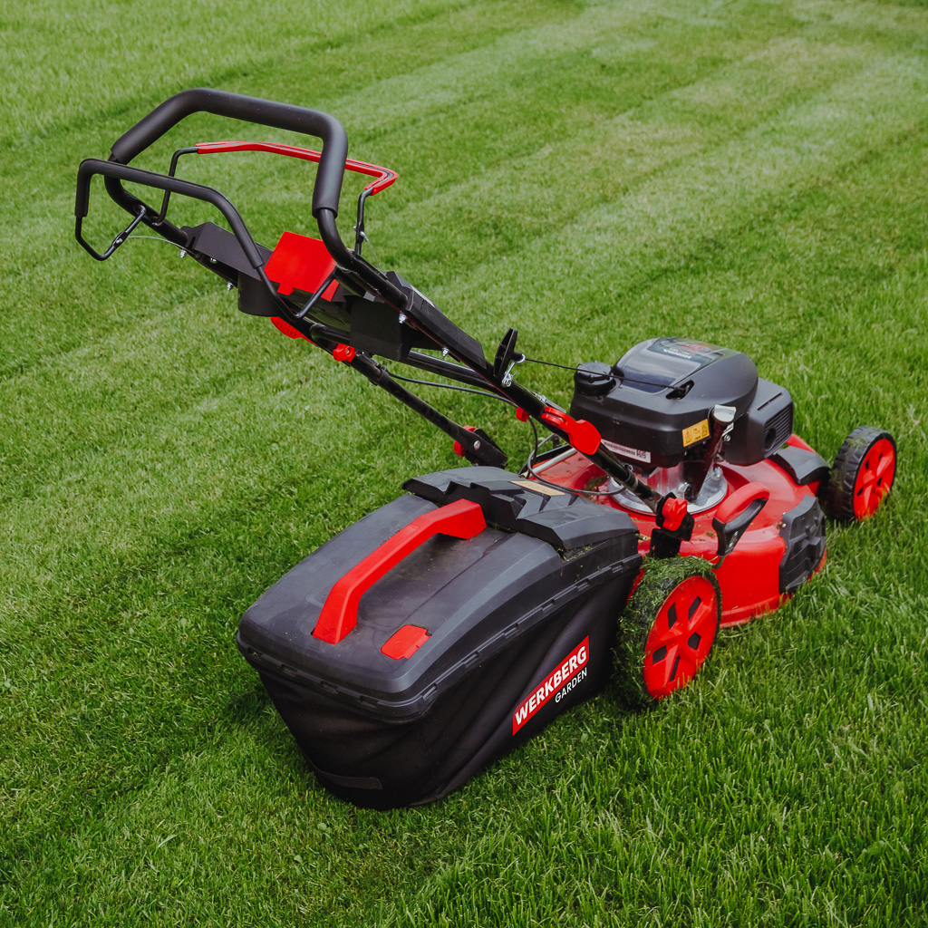 Kosiarka spalinowa do trawy z napędem i silnikiem Honda 200 cm³ WERKBERG Garden 56 cm