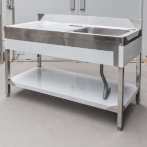 Zdjęcie produktu: Zlew gastronomiczny z komorą po prawej stronie z maskownicą i półką Mega-M 140x60x85 cm stal nierdzewna POSERWISOWY